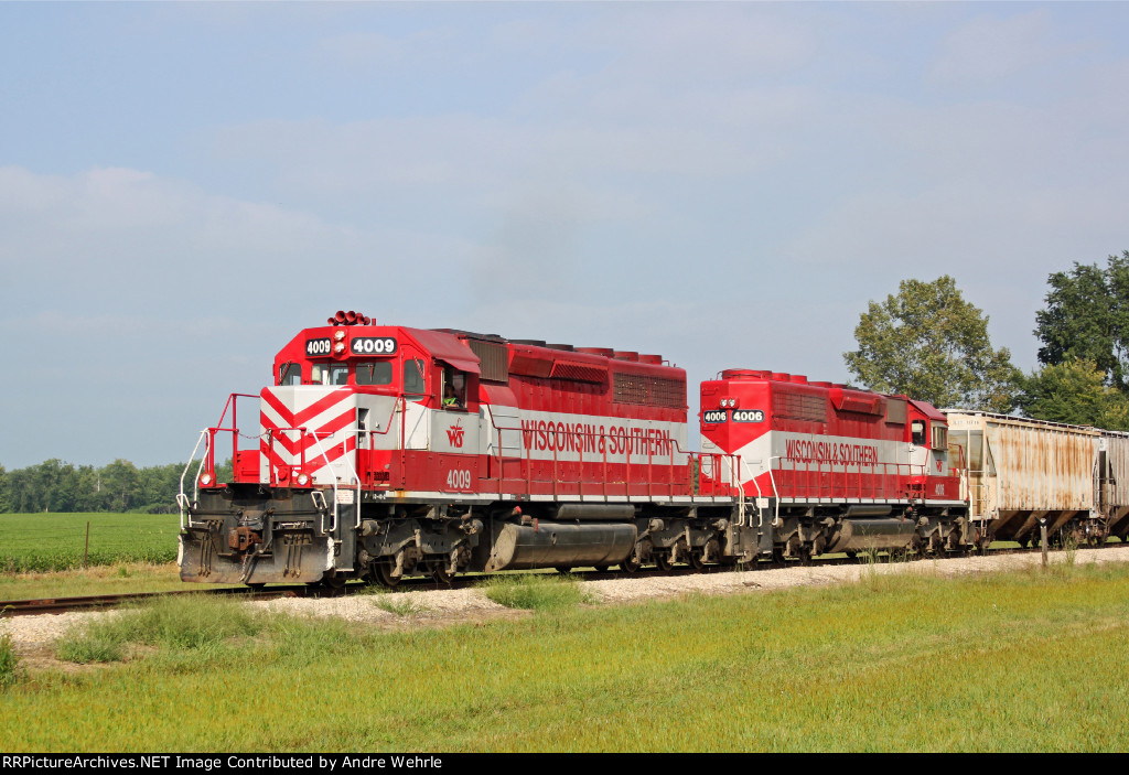 WSOR 4009 ambles west alongside WIS-133